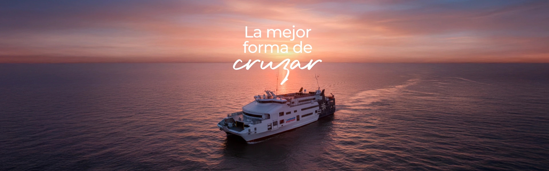Ferry de Colonia Express navegando el Río de la Plata al atardecer